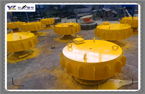 江西RCDC-8電磁除鐵器原理生產(chǎn)廠家_選型_河北江西RCDC-8電磁除鐵器原理生產(chǎn)廠家工作原理_價(jià)格，RCDC系列風(fēng)冷自卸式電磁除鐵器，是在RCDA系列風(fēng)冷懸掛式電磁除鐵器的基礎(chǔ)上增加了驅(qū)動(dòng)電機(jī)、滾筒、帶刮板的卸鐵膠帶等組成的卸鐵機(jī)構(gòu)。在工作過(guò)程中卸鐵機(jī)構(gòu)自動(dòng)將卸鐵皮帶上吸附的鐵磁性物質(zhì)拋到除鐵器以外的集鐵箱內(nèi)，無(wú)需停電人工清理，實(shí)現(xiàn)了除鐵自動(dòng)化。  一、江西RCDC-8電磁除鐵器原理生產(chǎn)廠家_選型_河北江西RCDC-8電磁除鐵器原理生產(chǎn)廠家工作原理_價(jià)格  1、在鋼鐵廠、水泥廠、多用于礦渣除鐵和保護(hù)輥壓機(jī)、立磨、破碎機(jī)等重要設(shè)備。  2、計(jì)算機(jī)模擬設(shè)計(jì)。  3、結(jié)構(gòu)簡(jiǎn)單，易維護(hù)。  4、磁場(chǎng)強(qiáng)、功率大、磁透深度大。  5、采用軸流風(fēng)機(jī)散熱線效果良好，電磁線圈溫升低。  6、用于輸送膠帶上任何物料的除鐵，對(duì)各種型號(hào)的破碎機(jī)、磨機(jī)等設(shè)備起著可靠的保護(hù)作用。